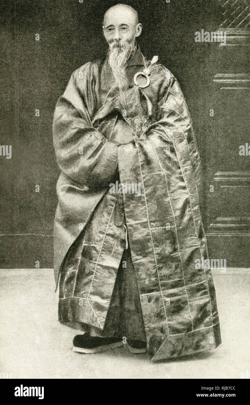 Sacerdote budista en su túnica de oficina, China. Está hecha de tela roja cosida con algodón blanco, para simbolizar los trapos de la pobreza. Foto de stock