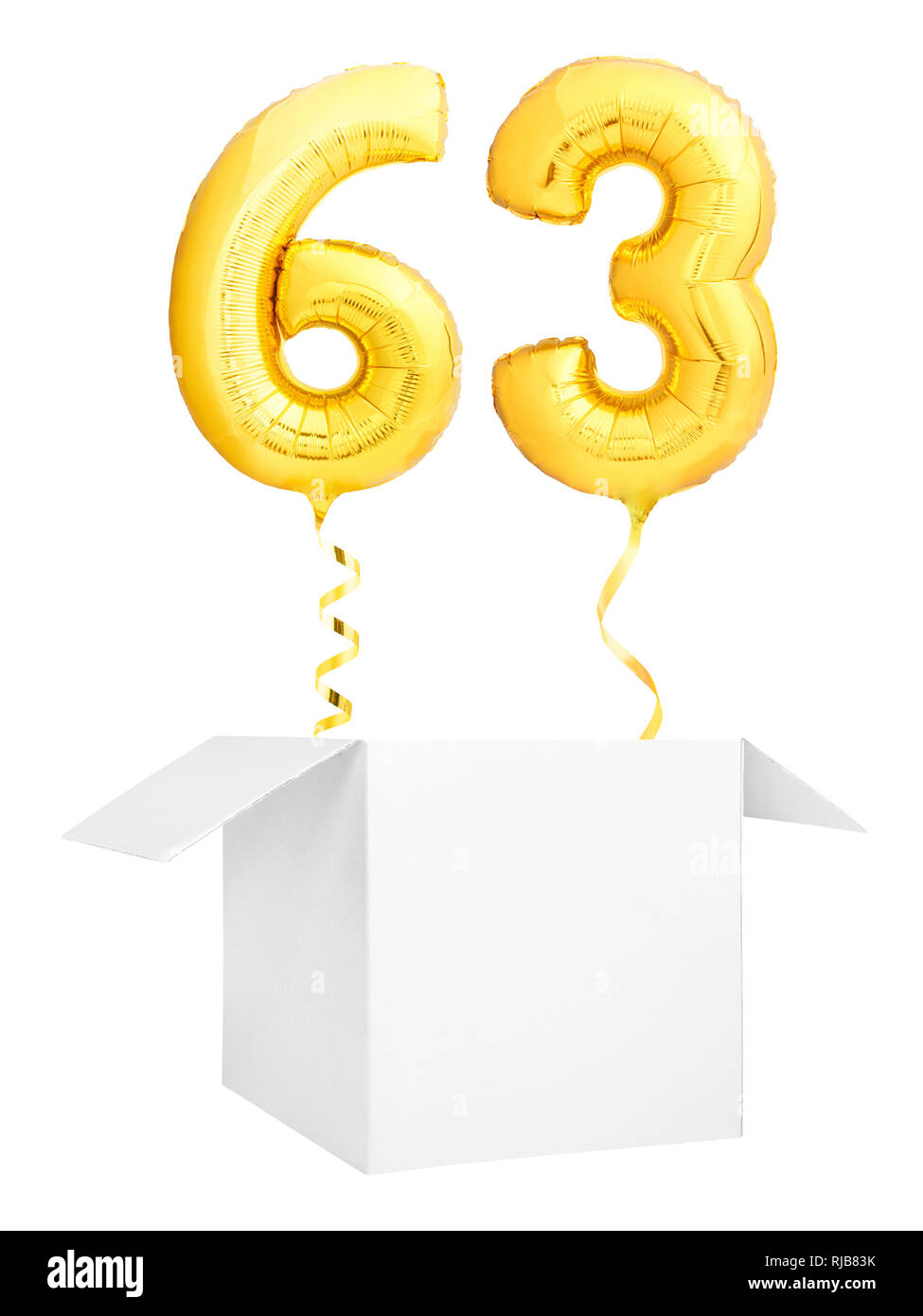 Golden número sesenta y tres globos inflables con cinta dorada que volaba fuera de cuadro en blanco aislado sobre fondo blanco. Foto de stock