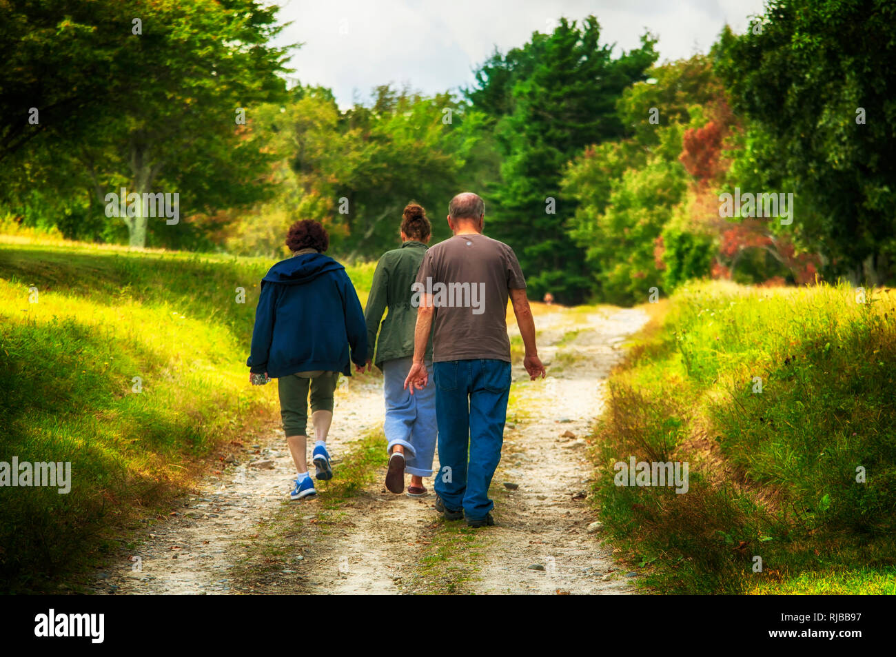 Litchfield, Connecticut. El 9 de septiembre de 2017. Los abuelos caminando con su nieta en una ruta dentro del parque estatal Topsmead en Litchfield conectar Foto de stock