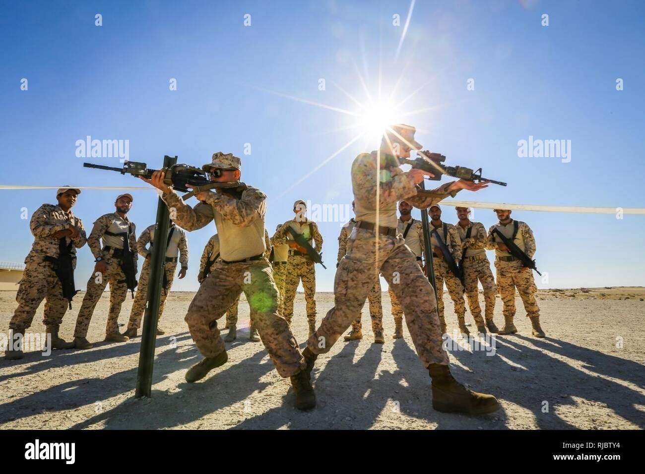 Bahrein (Ene. 14, 2018) U.S. Marine Corps Cpl. Kaler Bishop (derecha) y Cpl. Mateo Olmos (izquierda), ambos tiradores adjunta a la flota de equipo de seguridad contra el terrorismo, el Comando Central, un subordinado el mando de la Fuerza Naval Anfibia, Task Force 51, 5ª Brigada Expedicionaria de la Marina - TF 51/5, demostrar Close Quarters Battle capacitación a soldados de la Fuerza de Defensa de Bahrein. TF 51/5 personal participa con frecuencia en el experto en la materia de intercambio con los países socios para compartir la experiencia en sus campos respectivos y aprovechar las capacidades de la nación partners con el fin de aumentar la estabilidad regional e im Foto de stock