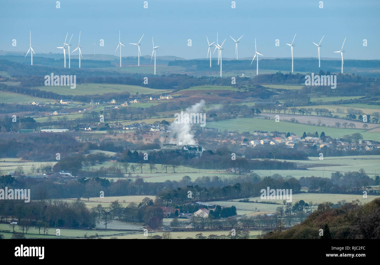 Turbinas de viento y tierras de cultivo en una helada mañana cerca de Linlithgow, West Lothian' Foto de stock