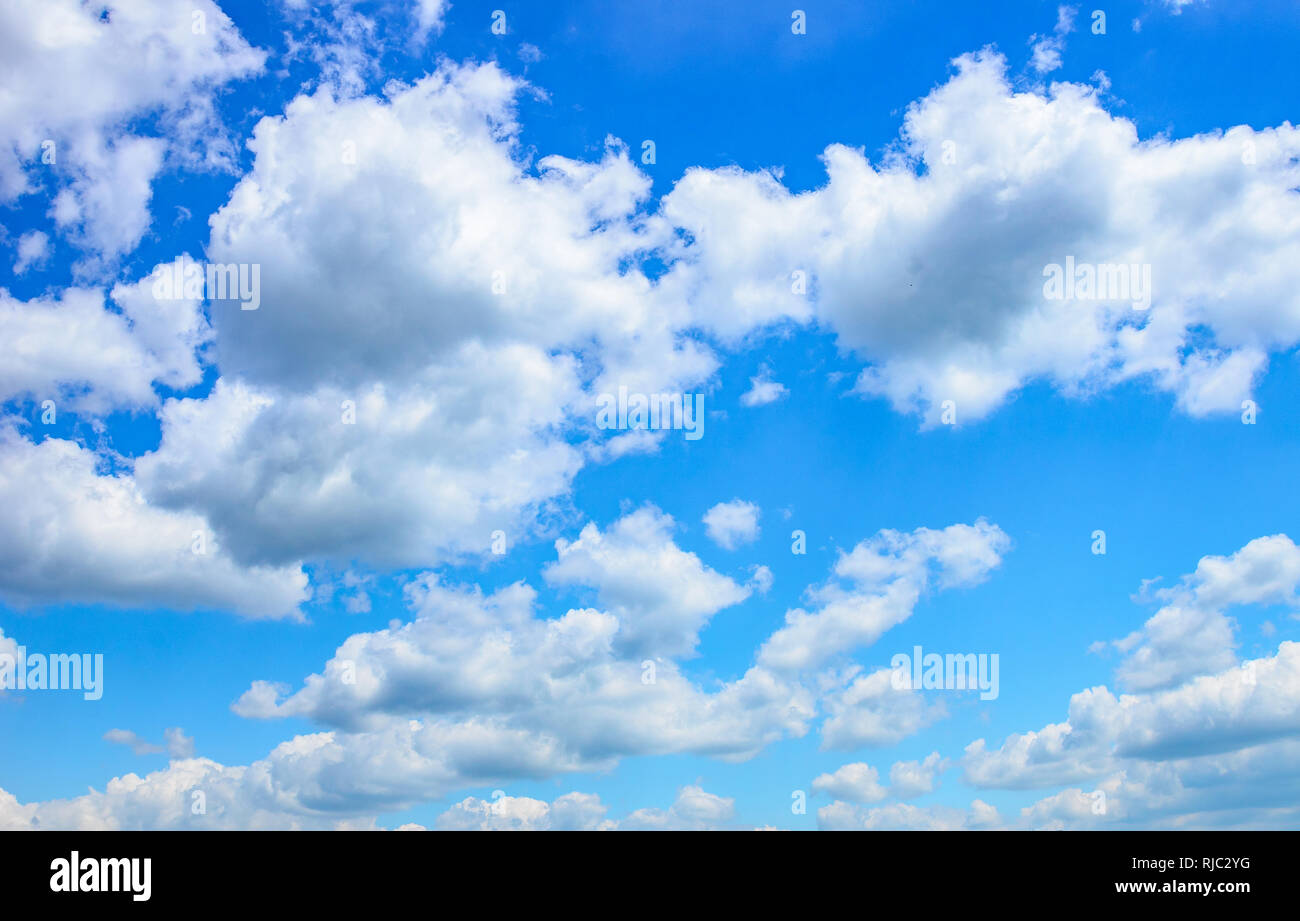 El cielo azul con nubes blancas. Un hermoso cielo de fondo. Foto de stock