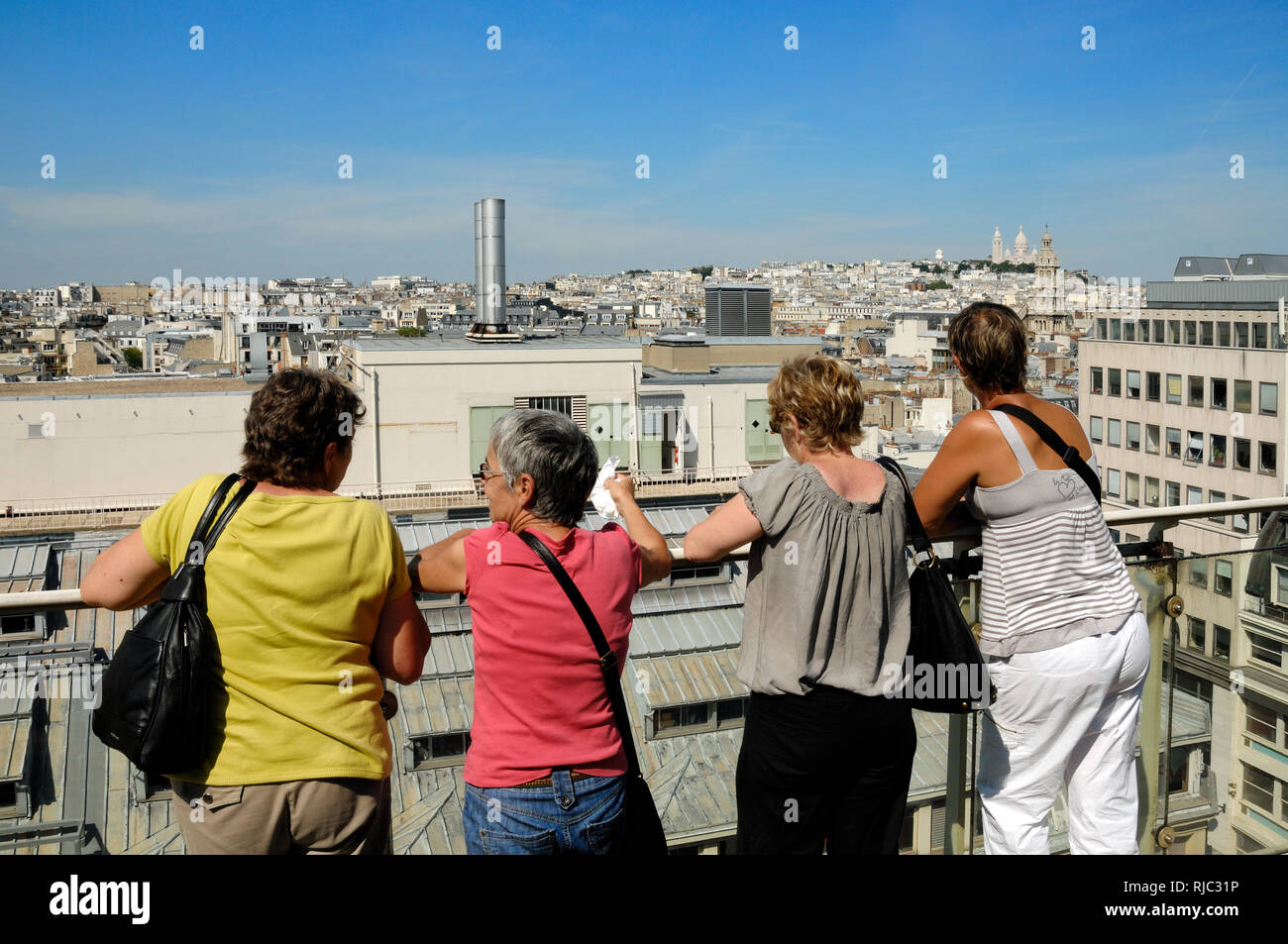 Cuatro Mujeres Turistas Disfrutan De La Vista Panorámica