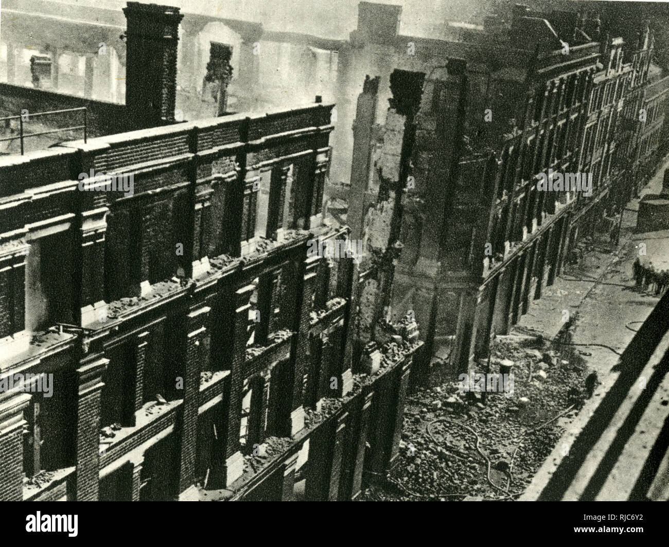 Fábrica de Bovril bombardeado, Old Street, Londres, durante la Segunda Guerra Mundial en el otoño de 1940. Un gran lote de productos listos para su envío fue destruido, ventanas quedaron destrozadas, y maquinaria fue dañada. Foto de stock