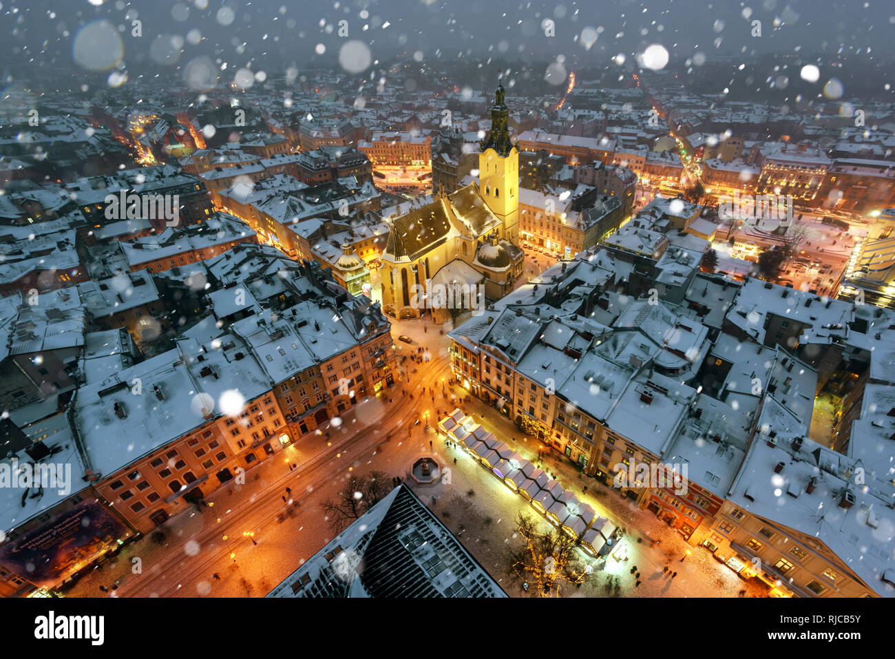 Lviv en época de invierno. La pintoresca vista de noche en el centro de la ciudad desde la parte superior del ayuntamiento. Europa oriental, Ucrania Foto de stock