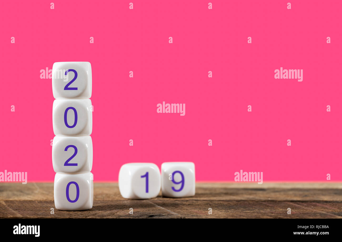 Calendario de fiestas de Año Nuevo 2020 con 2019 en segundo plano. Foto de stock