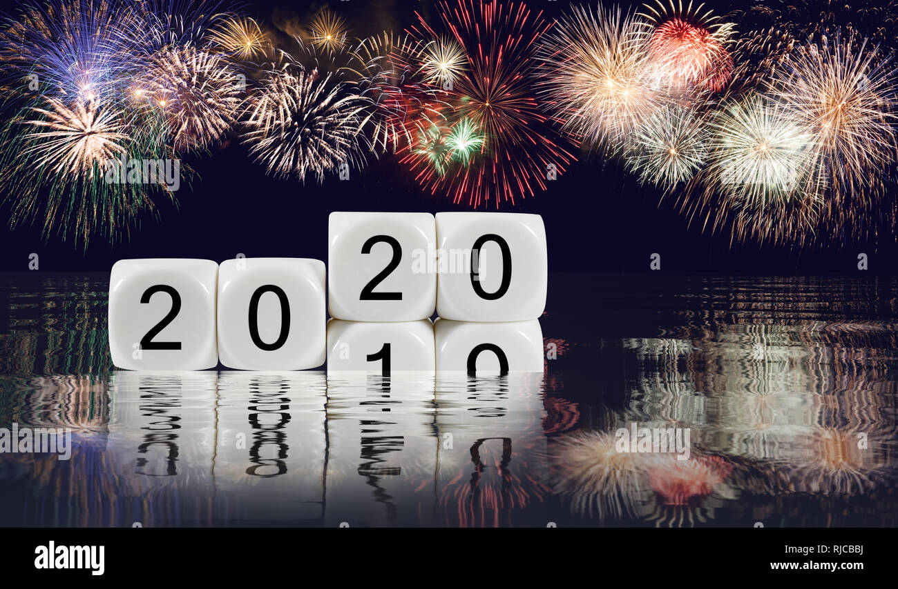 Compuesto de fuegos artificiales para el Año Nuevo 2020 Antecedentes Foto de stock