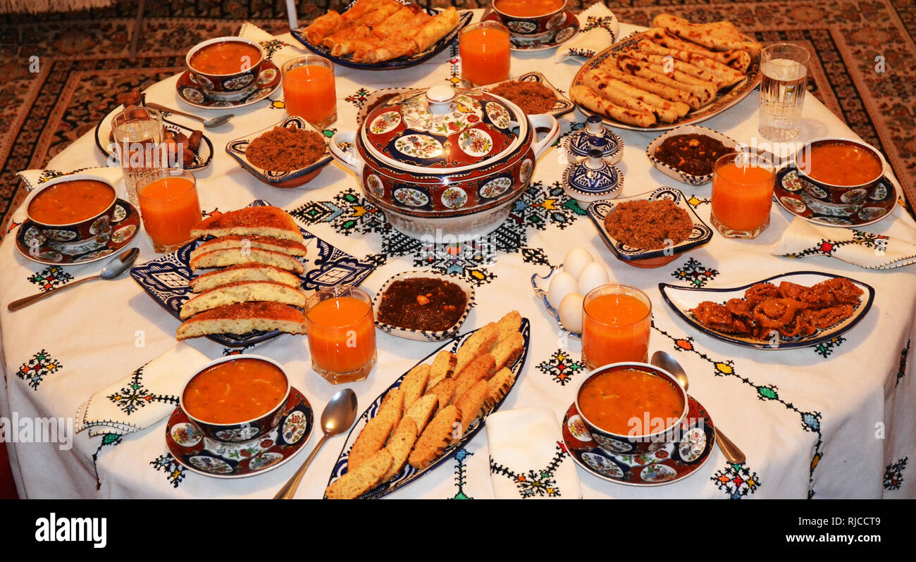 Los musulmanes de todo el mundo celebra el mes de acebo. Los marroquíes mantiene las tradiciones de este mes. Harira sopa tradicional es la principal comida. Foto de stock