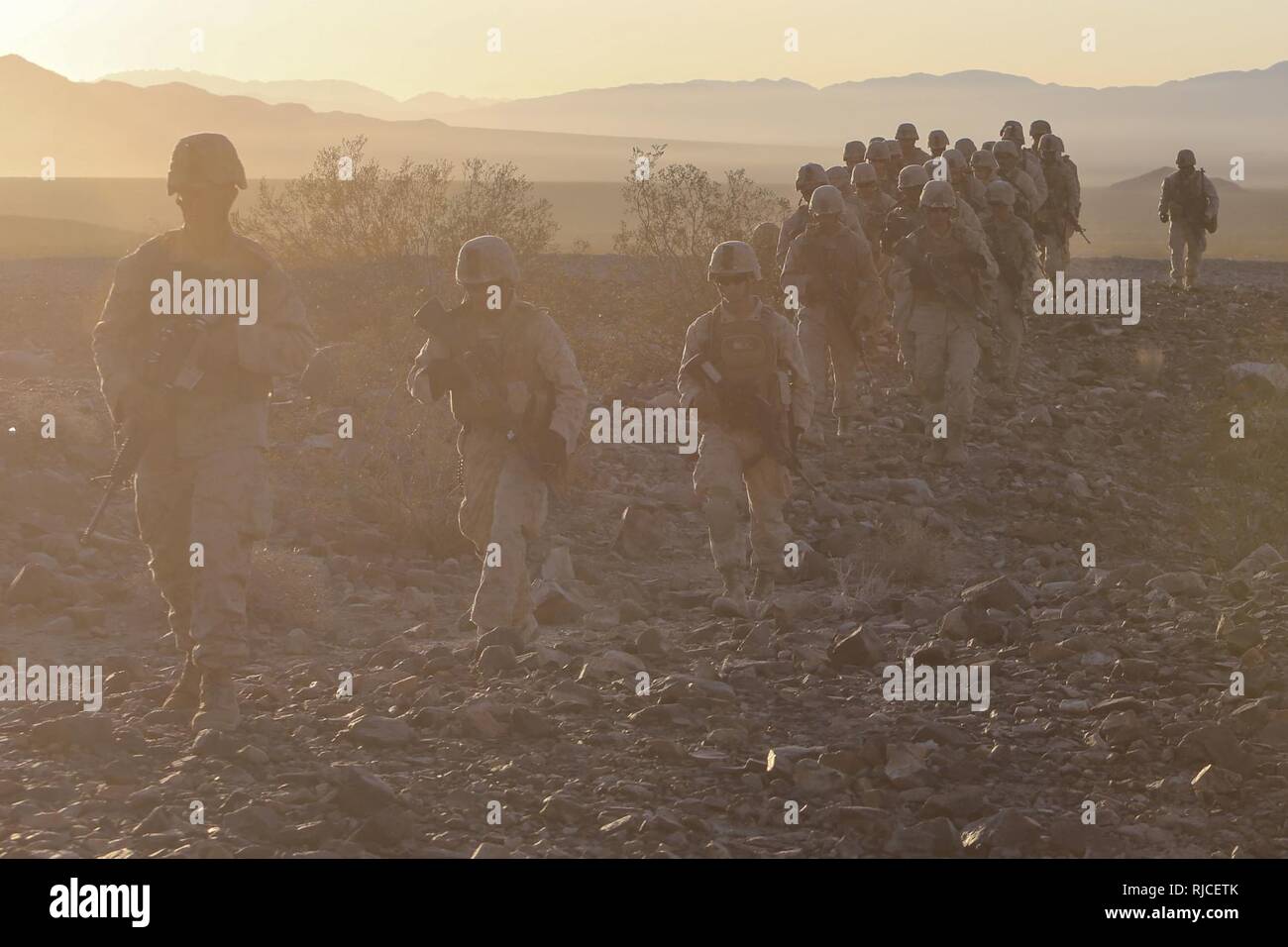 Infantes de Marina de los Estados Unidos atribuye al 3º Batallón, 5º Regimiento de la Infantería de Marina, la India Company, caminata en formación a sus trincheras en la formación del Cuerpo de Infantería de Marina Centro de combate aire-tierra 29 Palms, California Nov 4, 2016. Los Marines de 3/5 son actualmente los equipos de pruebas de campo y la tecnología desde el laboratorio de Guerra del Cuerpo de Infantería de Marina durante el ejercicio de capacitación integrado 1-17 para mejorar y mantener la competencia de armas combinadas en preparación para su implementación como el elemento de combate en tierra para la 31ª Unidad Expedicionaria de los Infantes de Marina. (Infantería de Marina de Estados Unidos Foto de stock