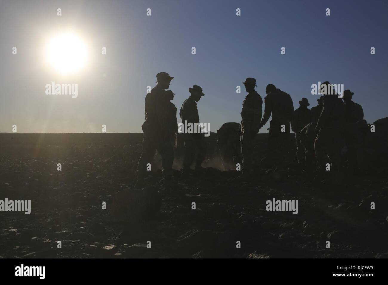 Infantes de Marina de los Estados Unidos atribuye al 3º Batallón, 5º Regimiento de la Infantería de Marina, la India Company, cavar hoyos para su camping en Marine Corps Centro de combate aire-tierra 29 Palms, California Nov 3, 2016. Los Marines de 3/5 son actualmente los equipos de pruebas de campo y la tecnología desde el laboratorio de Guerra del Cuerpo de Infantería de Marina durante el ejercicio de capacitación integrado 1-17 para mejorar y mantener la competencia de armas combinadas en preparación para su implementación como el elemento de combate en tierra para la 31ª Unidad Expedicionaria de los Infantes de Marina. (Infantería de Marina de Estados Unidos Foto de stock