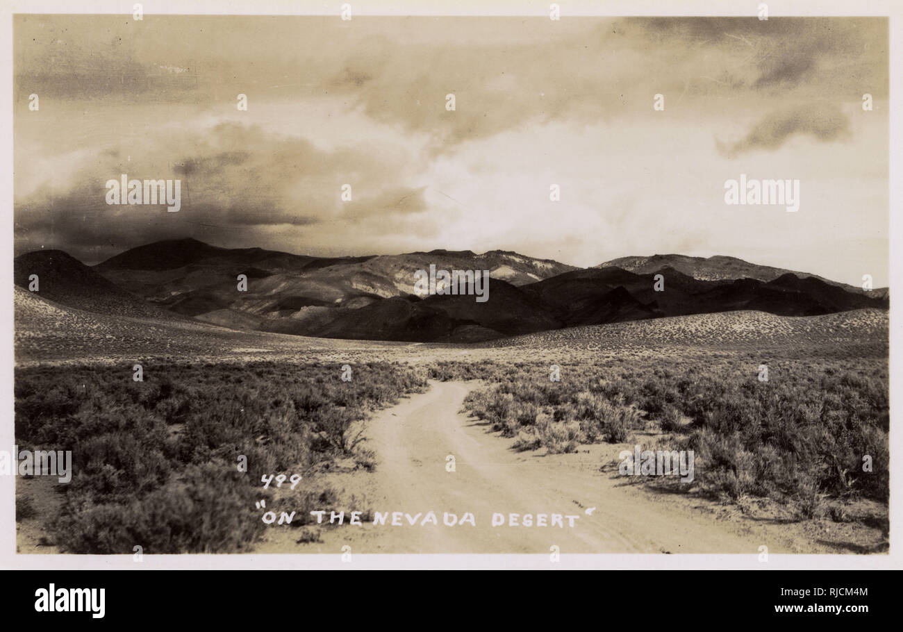 Vista del desierto de Nevada, EE.UU., con montañas en la distancia. Foto de stock