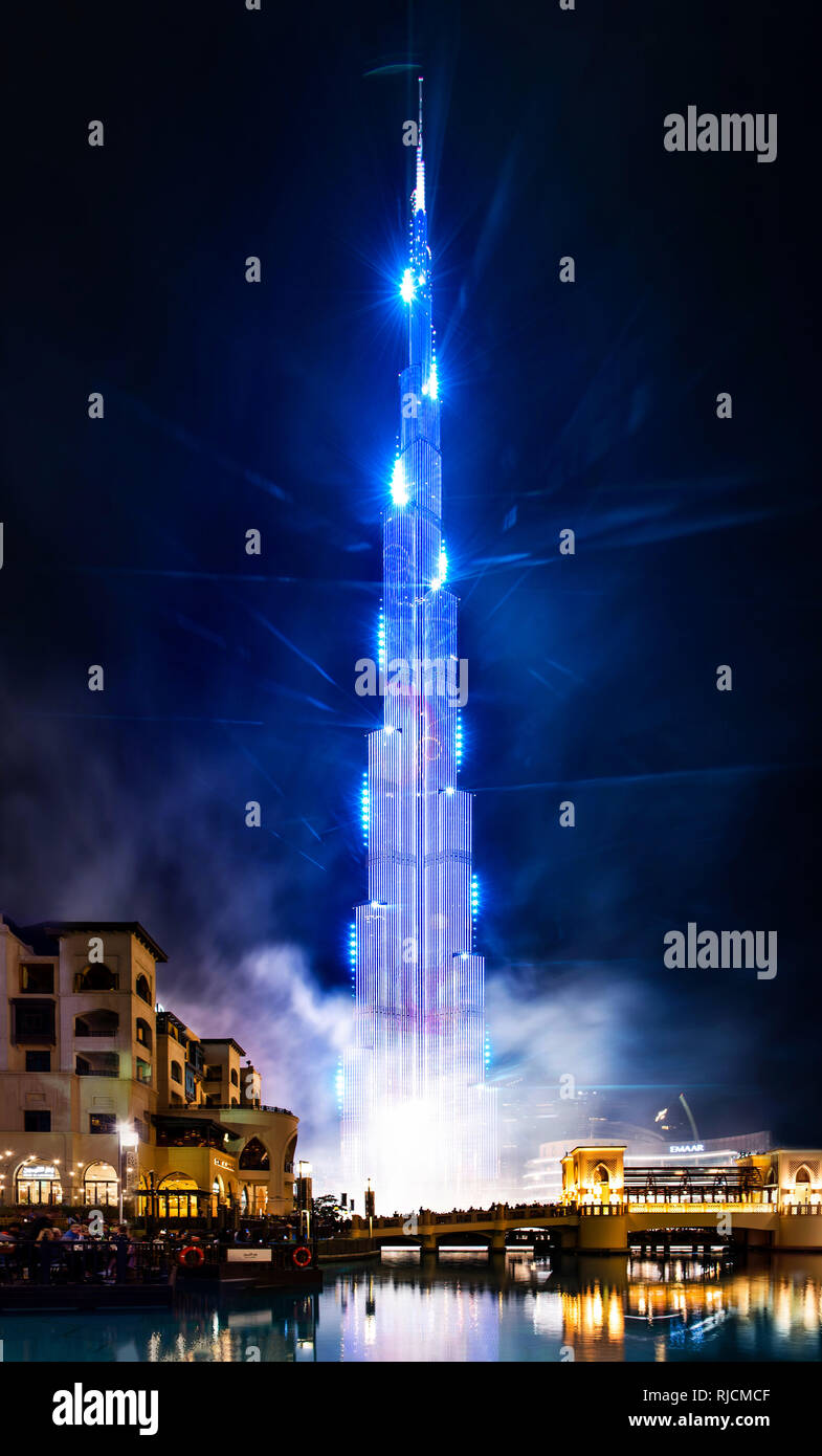 Dubai, Emiratos Árabes Unidos - Febrero 4, 2018: el Burj Khalifa y el show de luces láser para la fiesta de Año Nuevo lunar chino en Dubai Mall Foto de stock