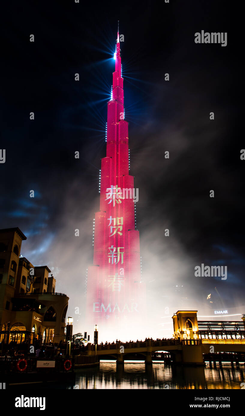 Dubai, Emiratos Árabes Unidos - Febrero 4, 2018: el Burj Khalifa y el show de luces láser para la fiesta de Año Nuevo lunar chino en Dubai Mall Foto de stock