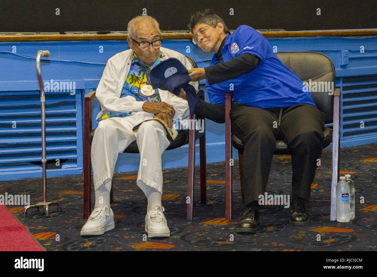 SAN DIEGO (Ene. 16, 2017) Ray Chávez, el viviente más antigua sobreviviente de Pearl Harbor y su hija Kathleen Chávez recibir un regalo durante un evento para recordar el patrimonio naval de Pearl Harbor en la Base Naval de San Diego teatro de base. Foto de stock