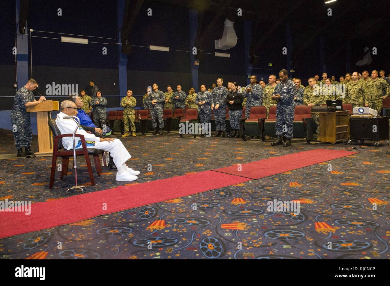 SAN DIEGO (Ene. 16, 2017) Ray Chávez, el viviente más antigua sobreviviente de Pearl Harbor y su hija Kathleen Chávez recibir un regalo durante un evento para recordar el patrimonio naval de Pearl Harbor en la Base Naval de San Diego teatro de base. Foto de stock