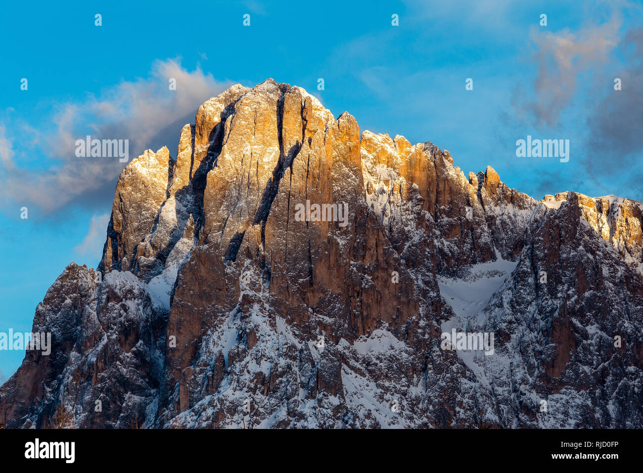 Luz del sol al atardecer en el pico de la montaña Sassolungo. Los Dolomitas de Gardena en temporada de invierno. Vista desde la meseta de Alpe di Siusi. Alpes Italianos. Foto de stock