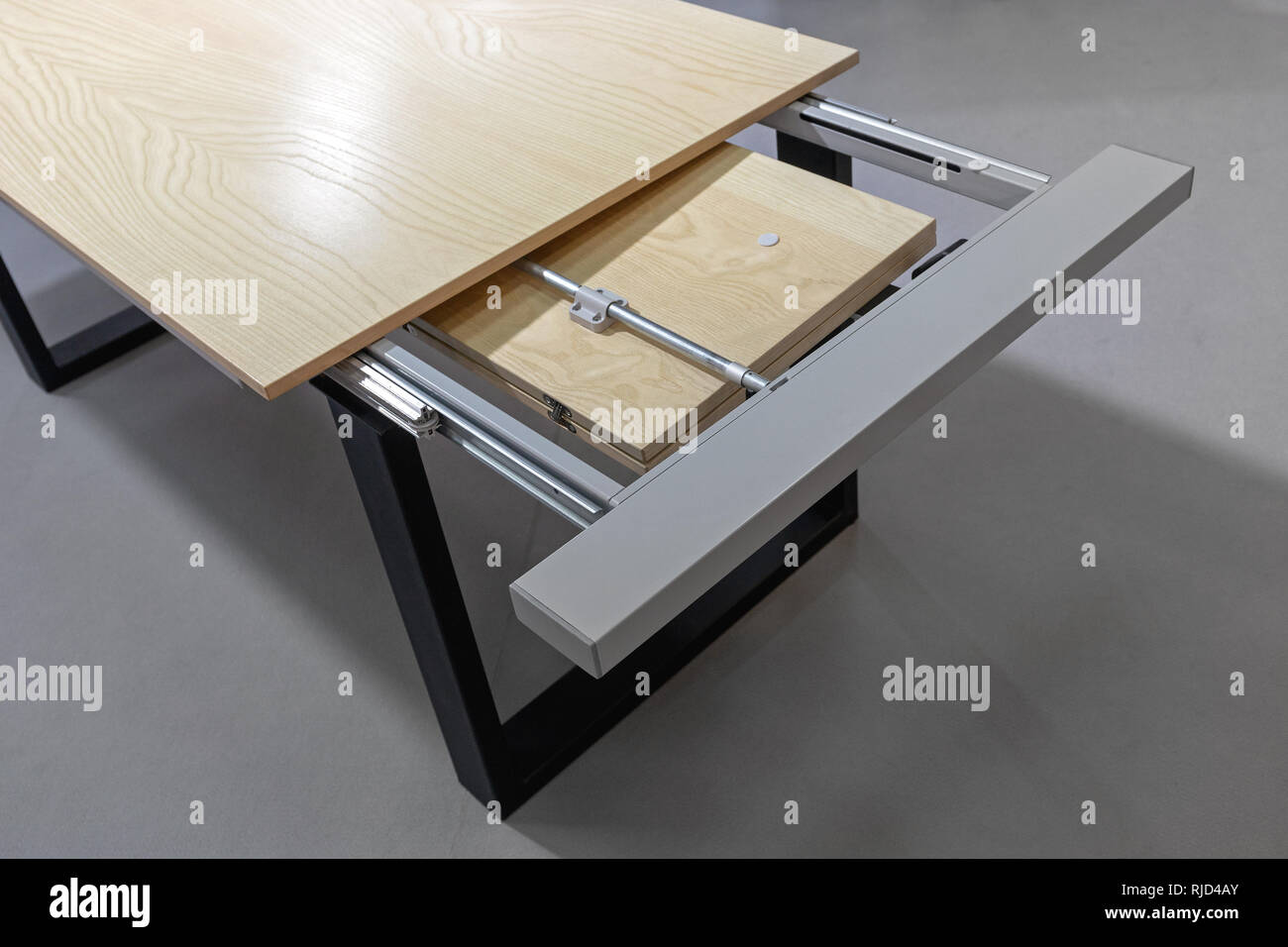 Mesa de madera con mecanismo extensible Fotografía de stock - Alamy