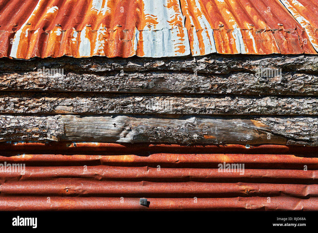 Techado de hoja de metal oxidado y madera de pino; los materiales utilizados en la construcción de edificios más barato en el norte de Luzón de Filipinas Foto de stock