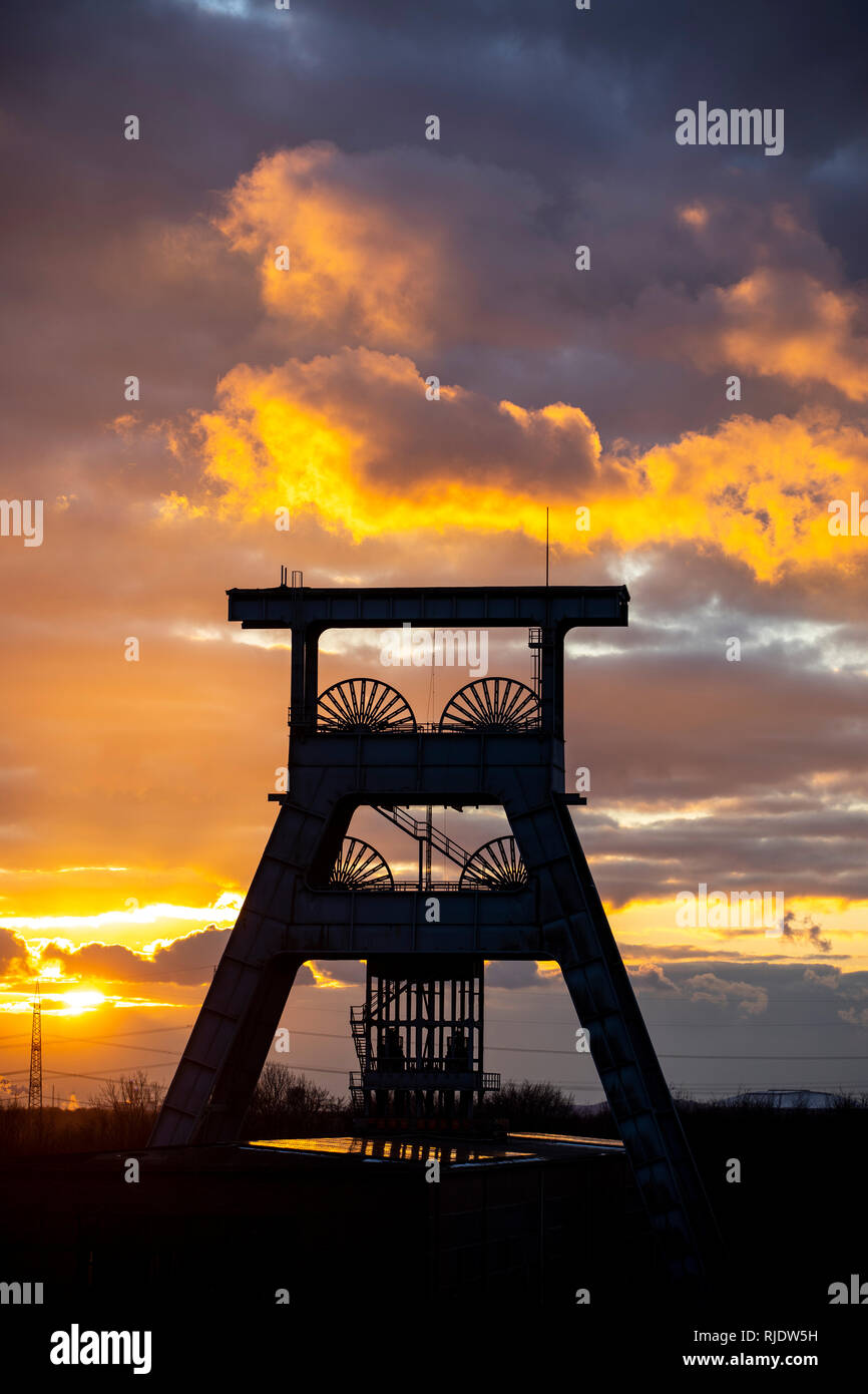 Ewald, stillgelegtes Steinkohlen-Bergwerk Zeche, Heute ein mezclar aus Freizeit, Industrie und Gewerbe Kulturpark, Gewitterwolken am Abend über Doppelbo Foto de stock
