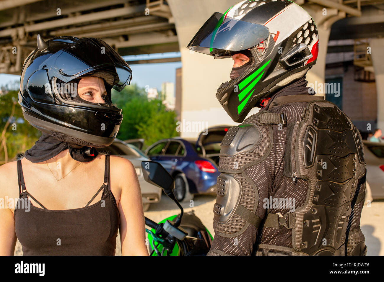 Retrato de moteros al hombre y a la mujer en los cascos de mirarnos.  Motocicleta concepto de amor. Extremo riders Fotografía de stock - Alamy