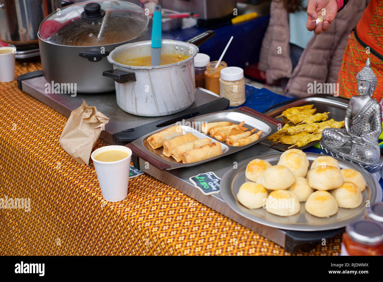 Sopa caliente que se vende en un mercado de comida tailandesa en calada Wells, Somerset, Reino Unido Foto de stock