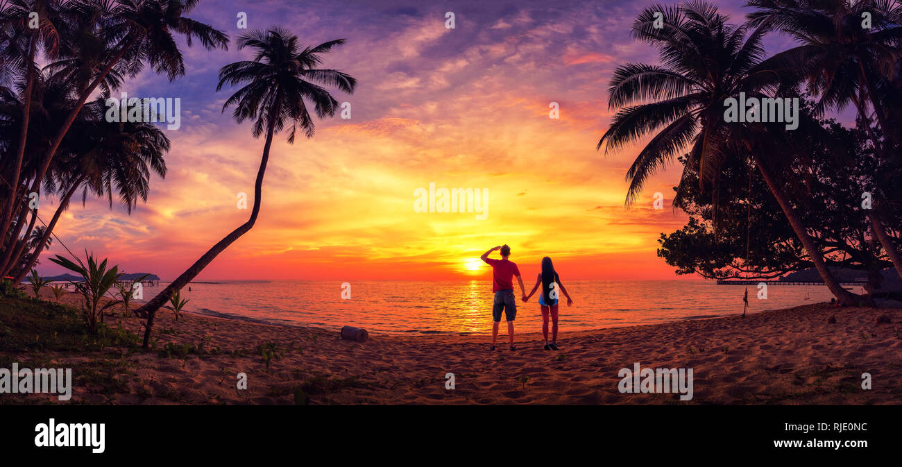 Pareja De Amor Ver El Atardecer En La Playa Increible Vista