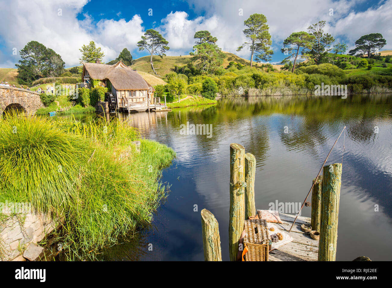 MataMata, Nueva Zelandia - Marzo 2017 Hobbit house y el antiguo molino junto a un antiguo puente de grava Hobbiton Foto de stock