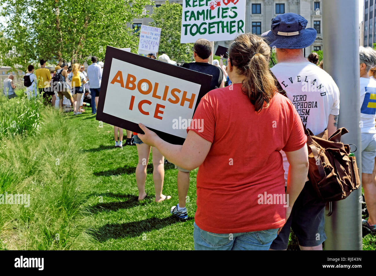 Una mujer sostiene un "abolir el hielo' firmar en junio 20, 2018 rally en Cleveland, Ohio, EE.UU. se manifiestan contra la política de inmigración Trump cambios. Foto de stock