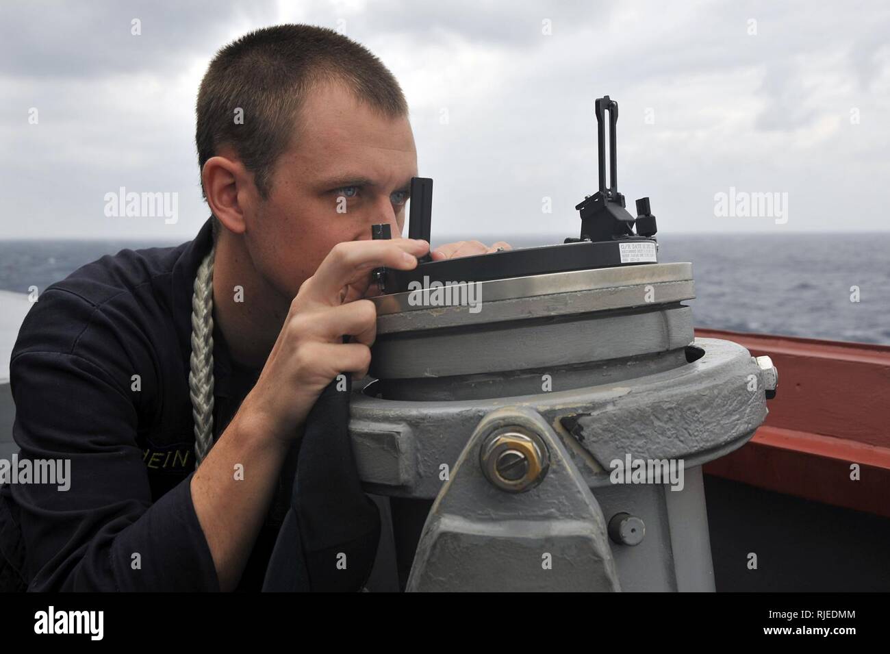 Mar de Filipinas (Nov. 6, 2012) enseña Mateo Hein, asignado a la clase Arleigh Burke de misiles guiados destructor USS McCampbell (DDG 85), lleva un cojinete en el ala del puente. McCampbell es parte de la George Washington Carrier Strike Group, con sede fuera de Yokosuka, Japón, y está llevando a cabo una patrulla del Pacífico occidental en apoyo de la seguridad regional y la estabilidad de la región Asia-Pacífico vital. Foto de stock