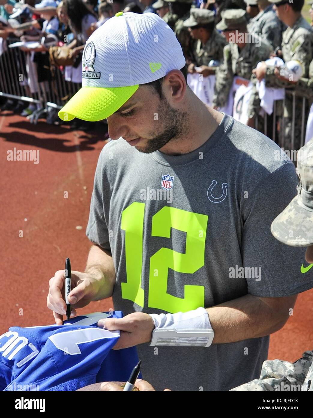 PEARL HARBOR (Ene. 23, 2014) Indianapolis Colts' Quarterback Andrew Luck  firma autógrafos para los miembros del servicio y sus familias en el campo  en base conjunta Earhart Harbor-Hickam Perla. Los jugadores de