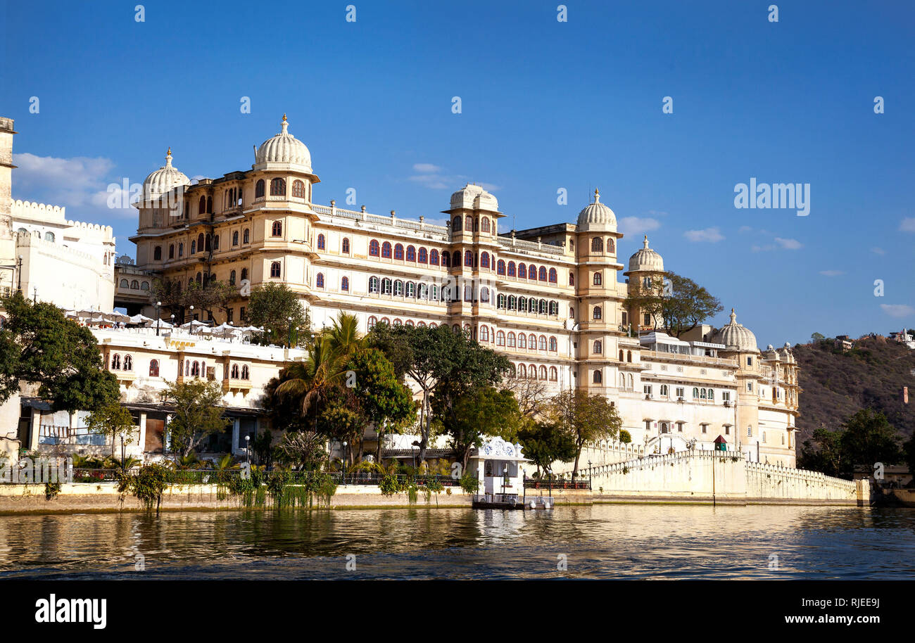 Palace en el lago Pichola en blue sky en Udaipur, Rajasthan, India Foto de stock