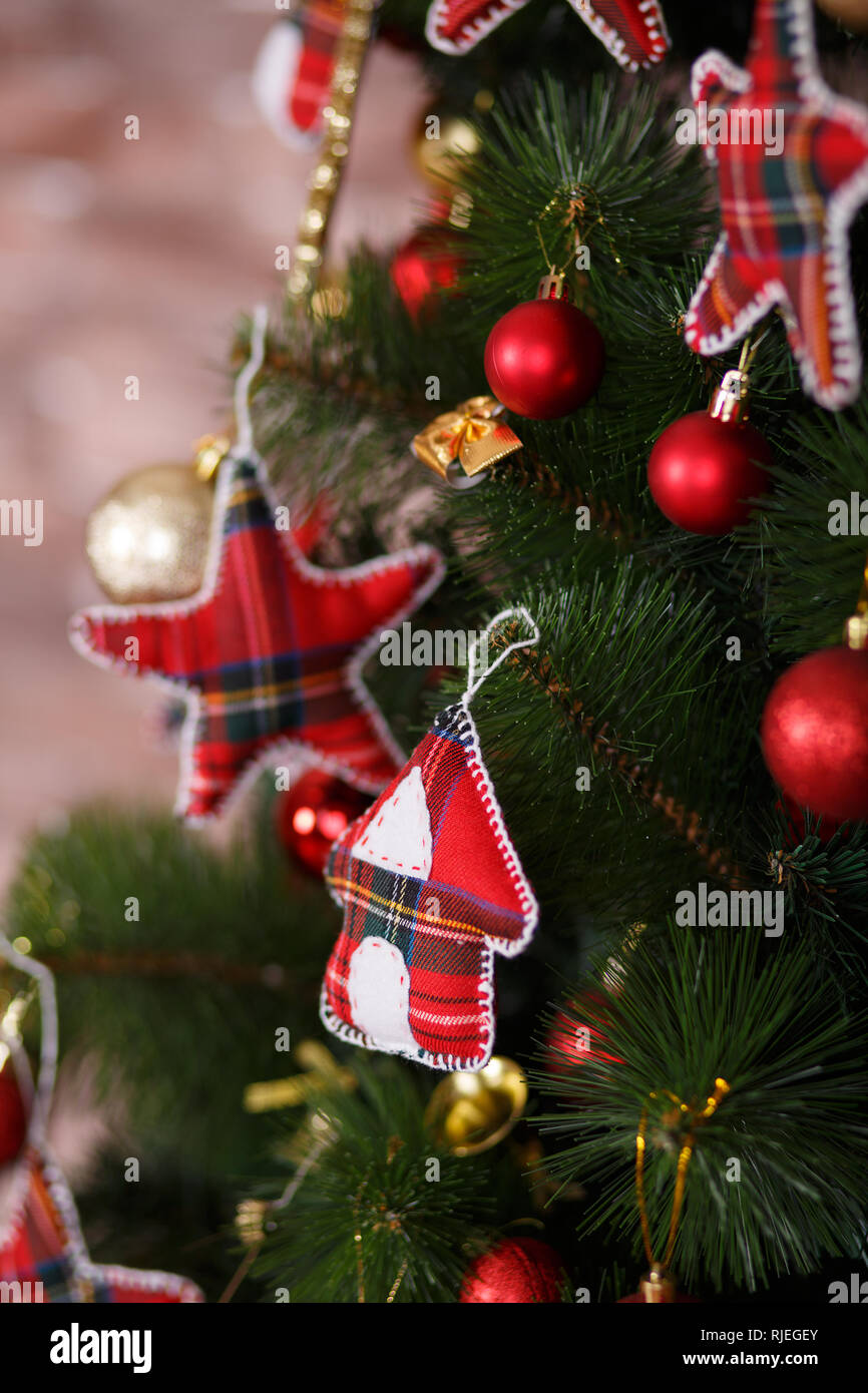 Navidad verde pino rojo decorado con coloridos juguetes estrellas bolas sox  y caballo en Studio disparar escenas de adornos de fiestas de Año Nuevo  Fotografía de stock - Alamy