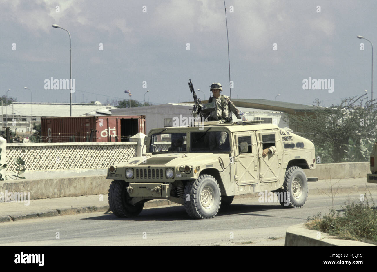 16 de octubre de 1993 un Humvee del Ejército de Estados Unidos de la compañía C 1/87 dentro del cuartel general de la ONUSOM en Mogadishu, Somalia. Foto de stock