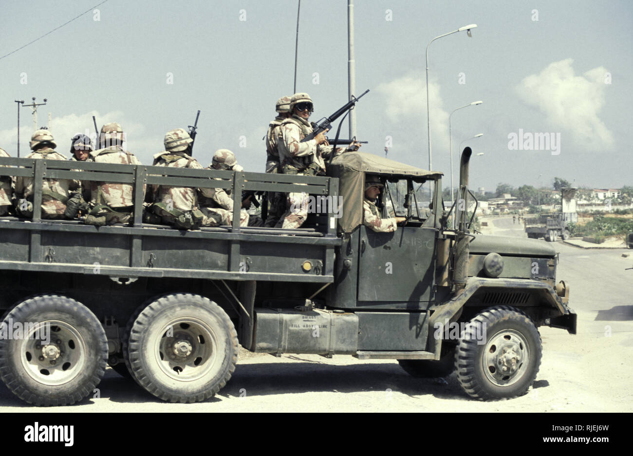 16 de octubre de 1993 dejando el Cuartel General de la ONUSOM, soldados de infantería del ejército de EE.UU. Compañía C 1/87 jefe en las calles de Mogadishu, en Somalia, en la parte de atrás de un camión de M35. Foto de stock