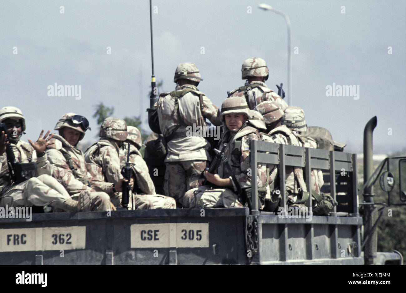 16 de octubre de 1993 dejando el Cuartel General de la ONUSOM, soldados de infantería del ejército de EE.UU. Compañía C 1/87 jefe en las calles de Mogadishu, en Somalia, en la parte de atrás de un camión de M35. Foto de stock