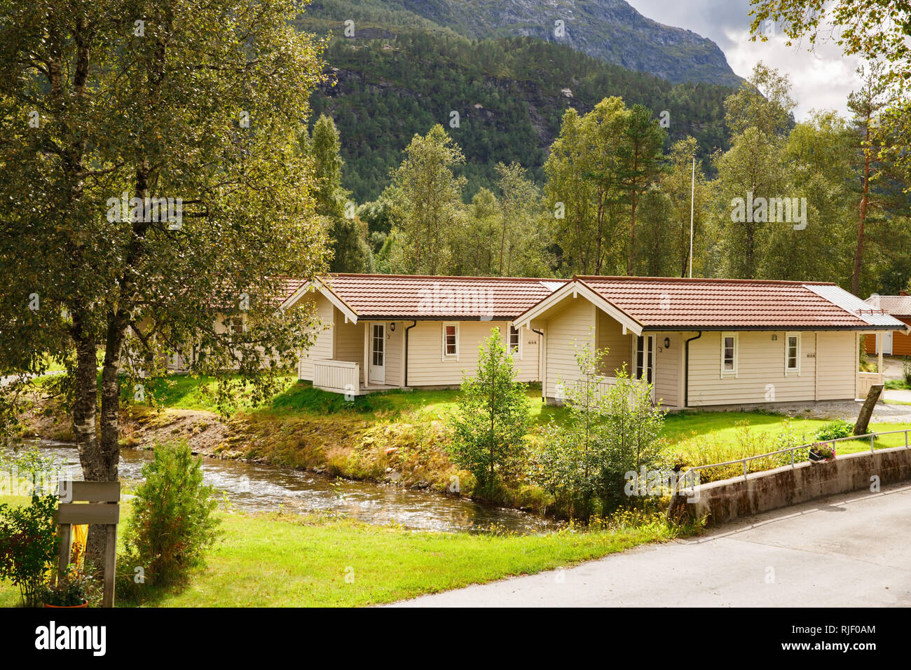 Camping cerca del río y a las montañas en Noruega. Foto de stock