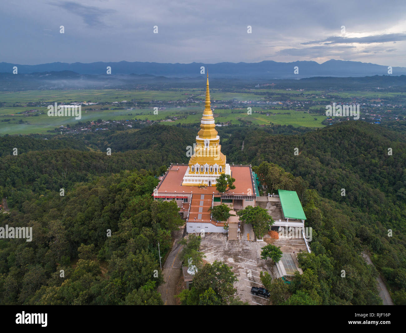 Vista aérea de la gran pagoda del templo en la montaña. Atracción turística hito en la provincia de Chiang Rai de Tailandia Foto de stock