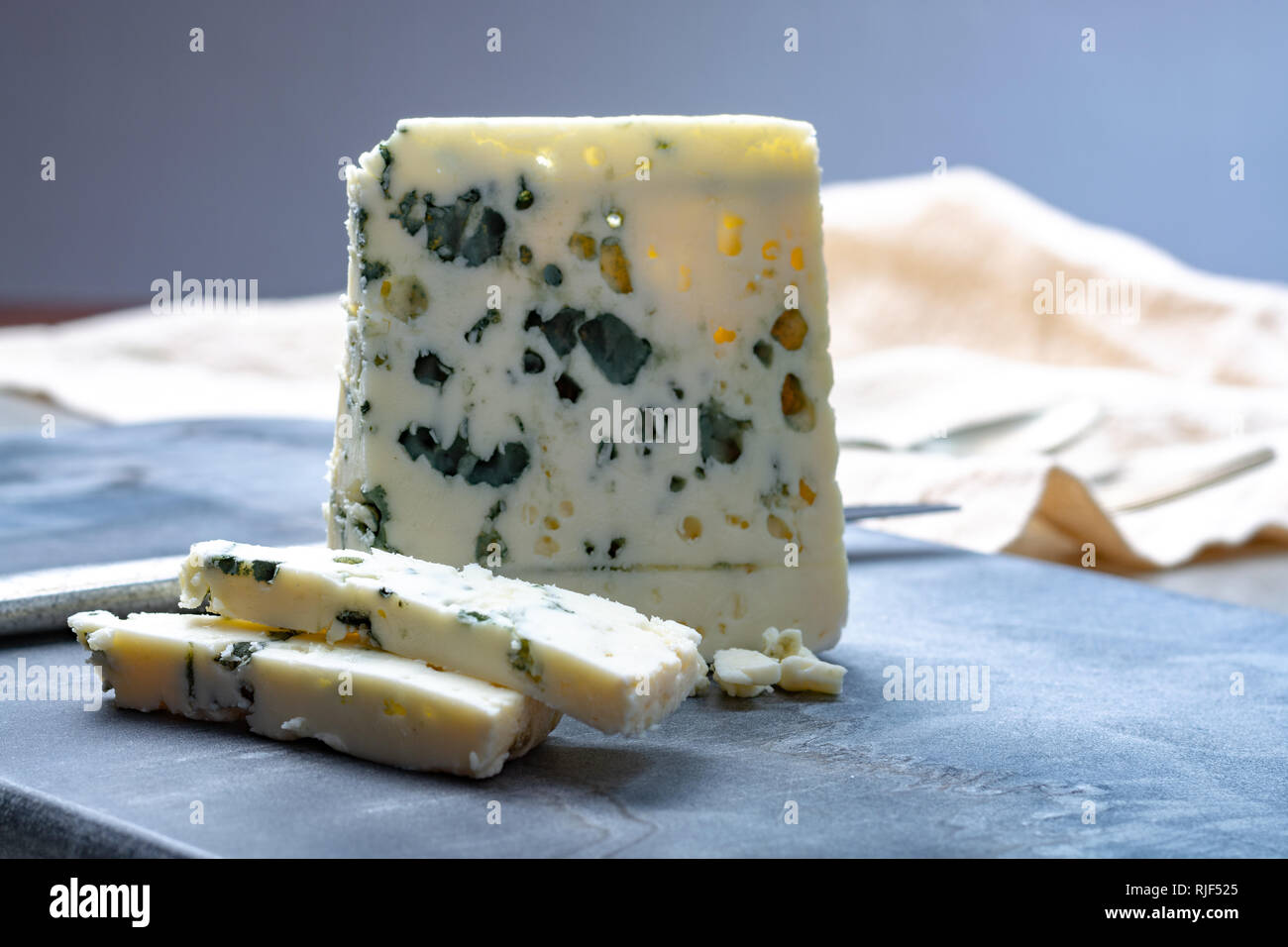 Trozo De Queso Azul Frances Roquefort Elaborados A Partir De Leche De Oveja En Las Cuevas De Roquefort Sur Soulzon Fotografia De Stock Alamy