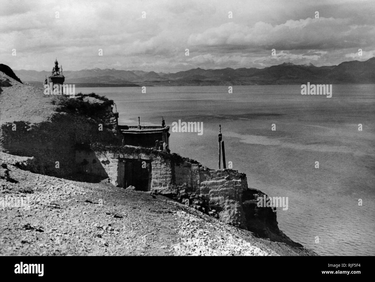 Monasterio en el lago, expedición italiana en el tibet, 1920-30 Foto de stock