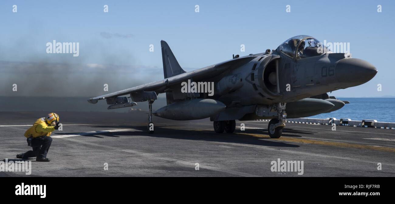 Mar de Coral (Ago. 11, 2017) Un AV-8B Harrier, asignado a la "Tomcats" del escuadrón de ataque marino (VMA) 311, despega desde la cubierta de vuelo del buque de asalto anfibio USS Bonhomme Richard (LHD 6) durante un ejercicio de certificación (CERTEX). Bonhomme Richard, buque insignia del grupo de ataque expedicionario Bonhomme Richard, está apoyando un ejercicio de certificación (CERTEX) para la 31ª Unidad Expedicionaria de los Infantes de Marina. Durante el CERTEX la 31ª MEU será evaluado en operaciones de respuesta a la crisis para un número de posibles contingencias. CERTEX, teniendo lugar frente a la costa de Australia y dentro de Shoalwater B Foto de stock