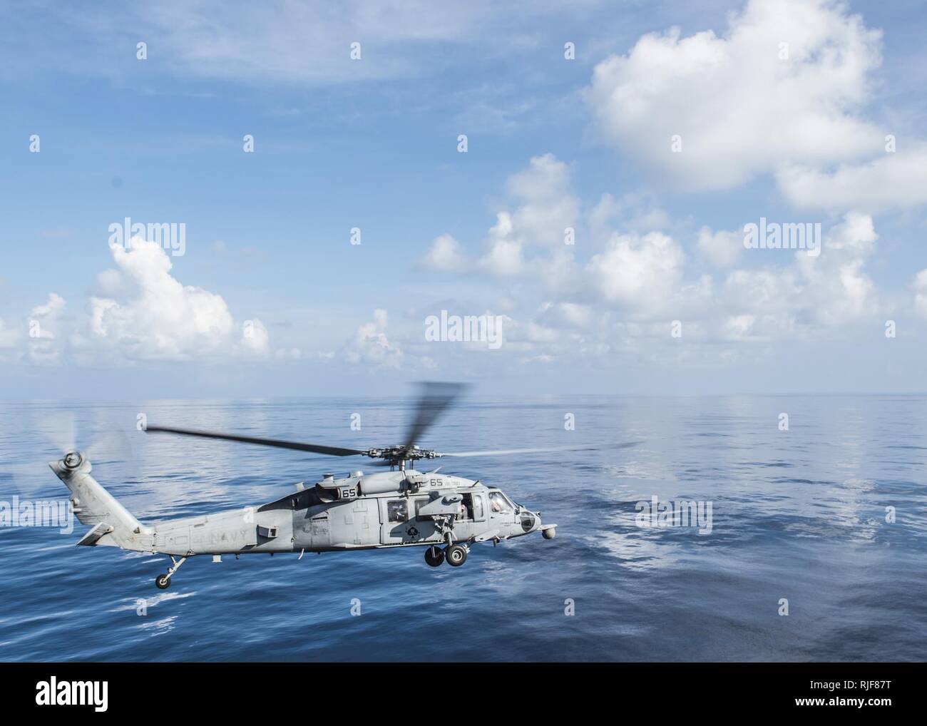 Océano Índico (Oct. 31, 2015) un MH-60S Sea Hawk helicóptero, desde el "Blackjacks" escuadrón de helicópteros de combate de mar (HSC) 21, se aparta la cubierta de vuelo de avispa clase de buque de asalto anfibio USS Essex (LHD 2). Essex es el buque insignia de la Essex Amphibious Ready Group (ARG) y, con la 15ª Unidad Expedicionaria de los Infantes de Marina embarcados (15th MEU), está desplegado en apoyo de operaciones de seguridad marítima y los esfuerzos de cooperación de seguridad de teatro en los EE.UU. 5ª zona de operaciones de la flota. Foto de stock