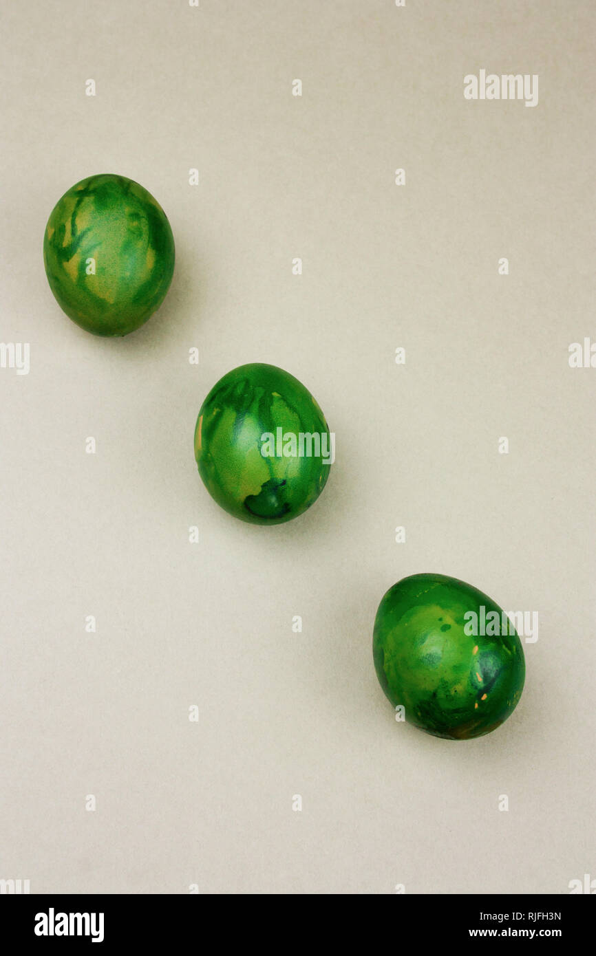 Vista superior de huevos de Pascua pintados de verde patrón Foto de stock