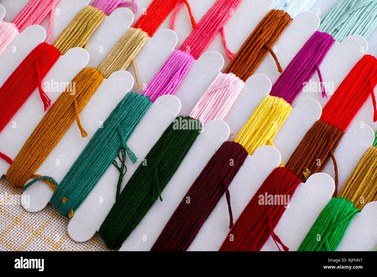 Bordados de colores roscas en los carretes con lona listo para punto de cruz . Close-up. Foto de stock