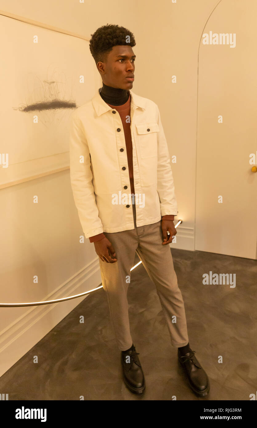 Nueva York, Estados Unidos. 06Th Feb, 2019. New York, NY - 6 de febrero de  2019: modelo muestra off BLDWN ropa para hombre Otoño/Invierno 2019  Presentación en Roll \u0026 Hill gallery Crédito: