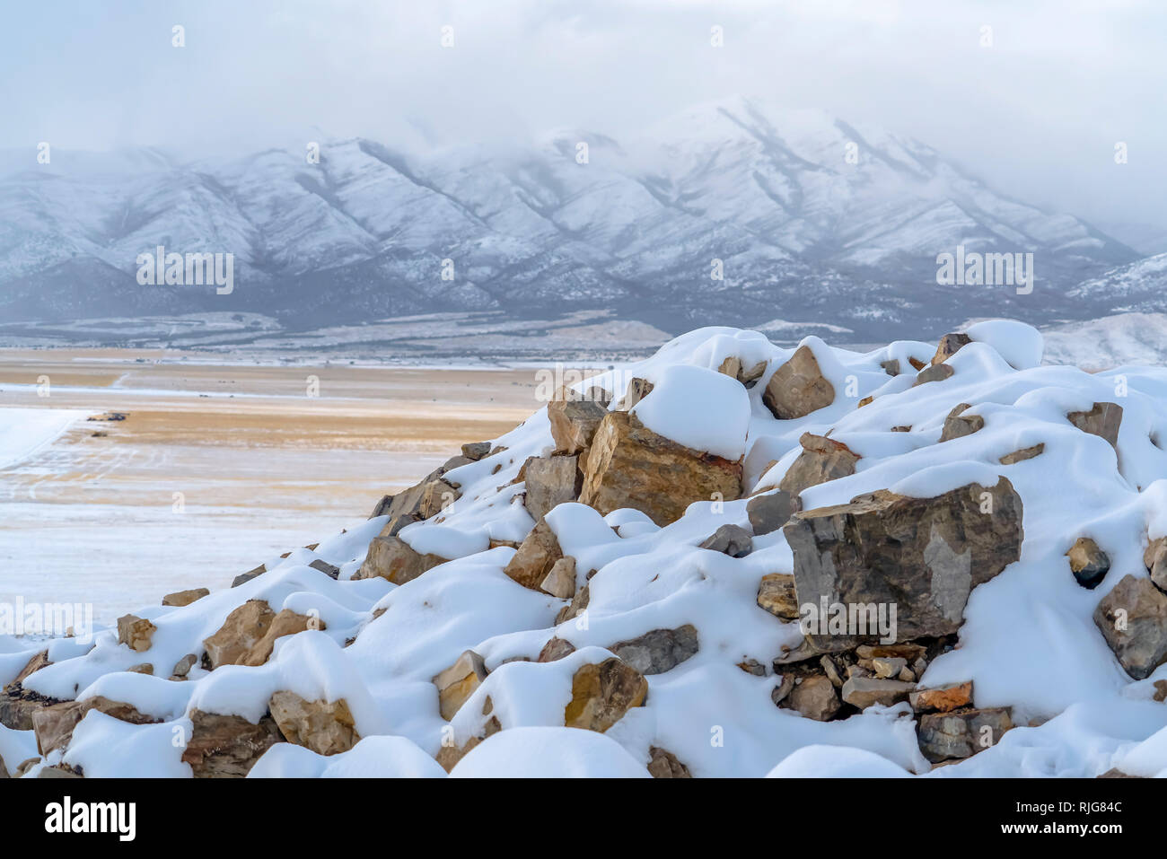 Snowy montón de piedras contra Lowe Pico en Utah Foto de stock
