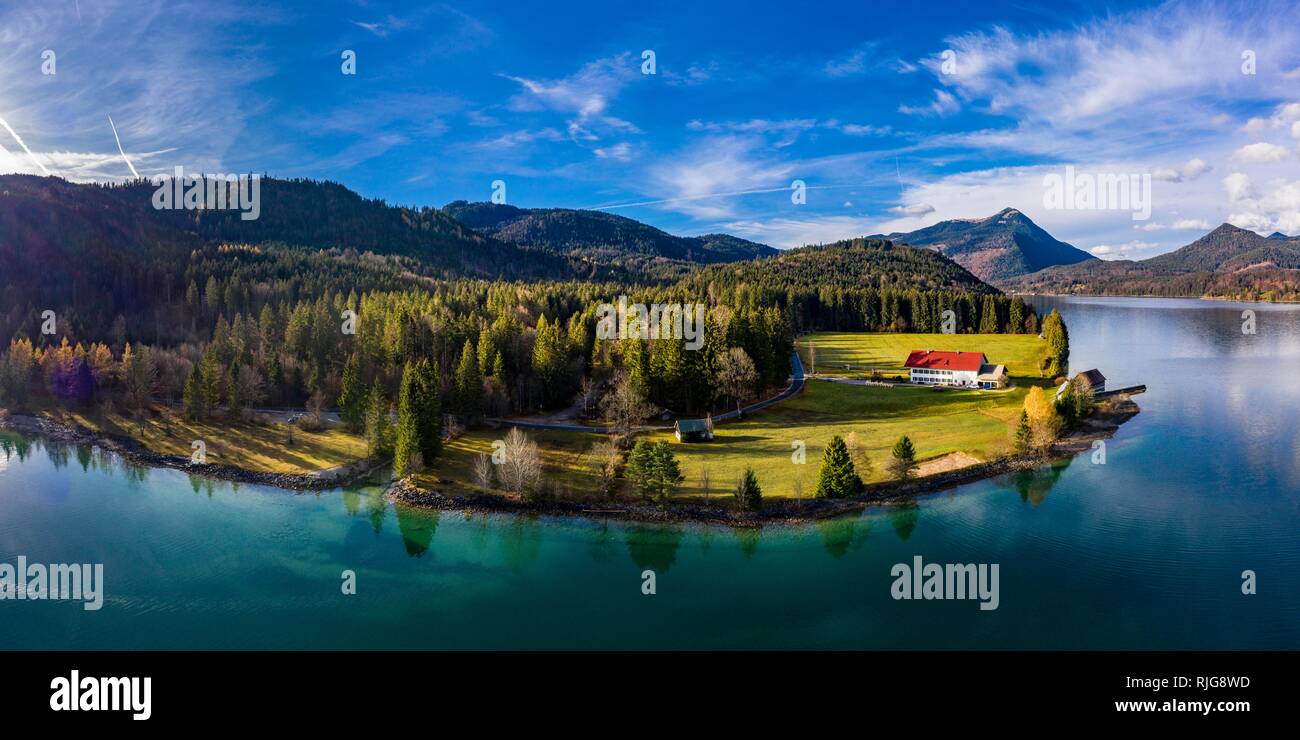 Drone disparo, Walchensee rodeado por las estribaciones de los Alpes, la Alta Baviera, Baviera, Alemania Foto de stock