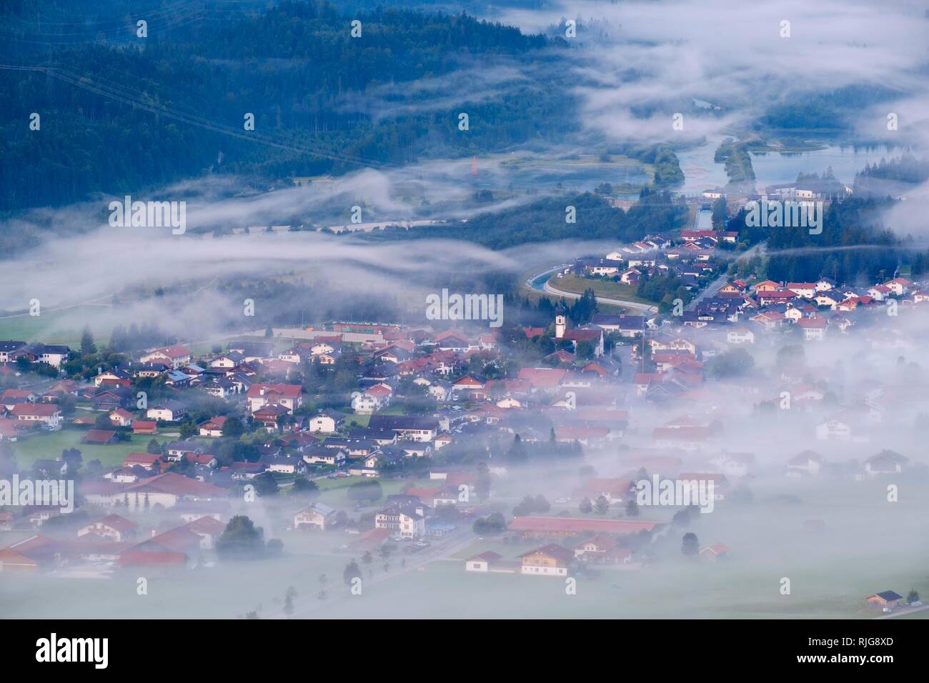 Krün en la niebla de la mañana, vista desde Krepelschrofen, Werdenfelser Land, la Alta Baviera, Baviera, Alemania Foto de stock