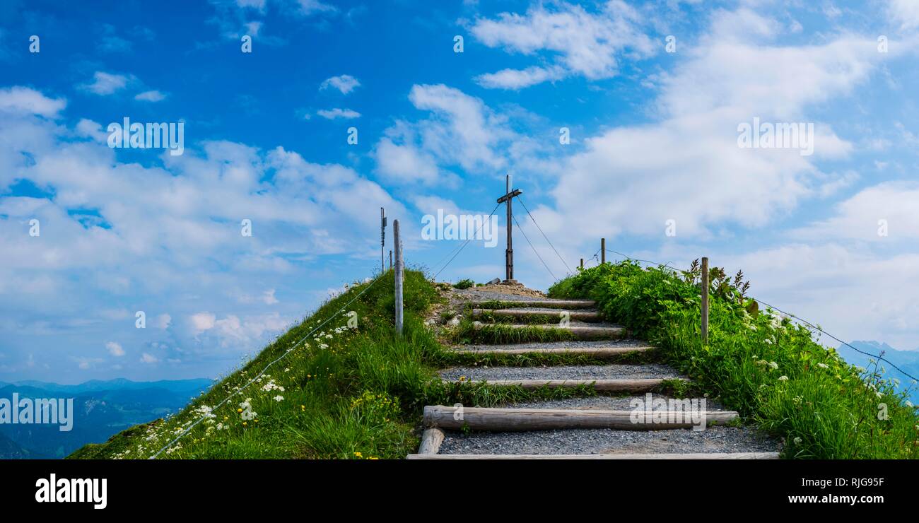 La cruz de la Cumbre Fellhorn, 2038m, Alpes Allgäu, Baviera, Alemania Foto de stock