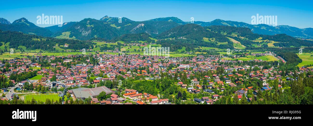 Panorama desde el Schattenbergschanze a Oberstdorf, Oberallgäu, Allgäu, Baviera, Alemania Foto de stock