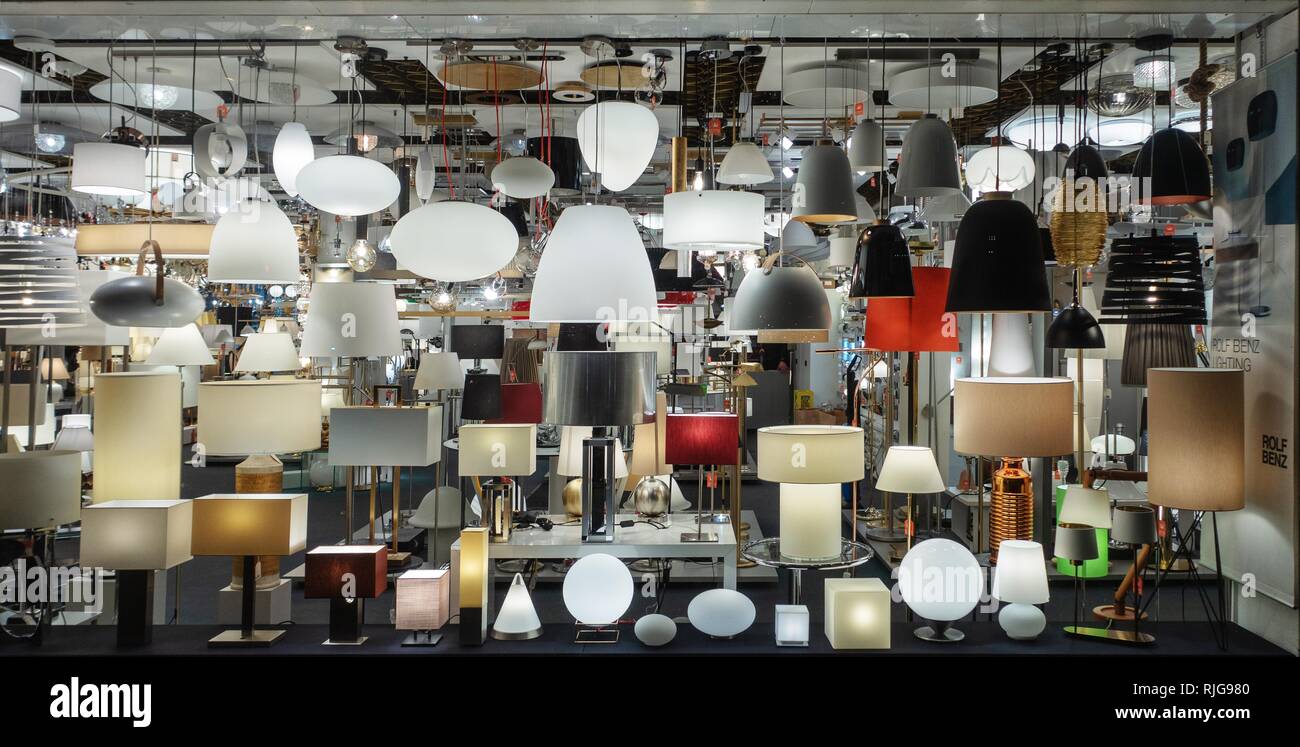Varias lámparas en los escaparates de las tiendas, Munich, Alemania Foto de stock